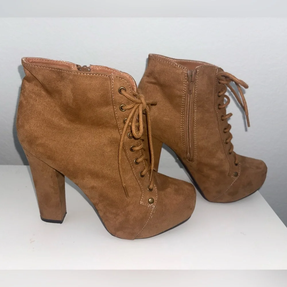 Charlotte Russe Tan / Chestnut Platform Lace Up Boots Women’s 8